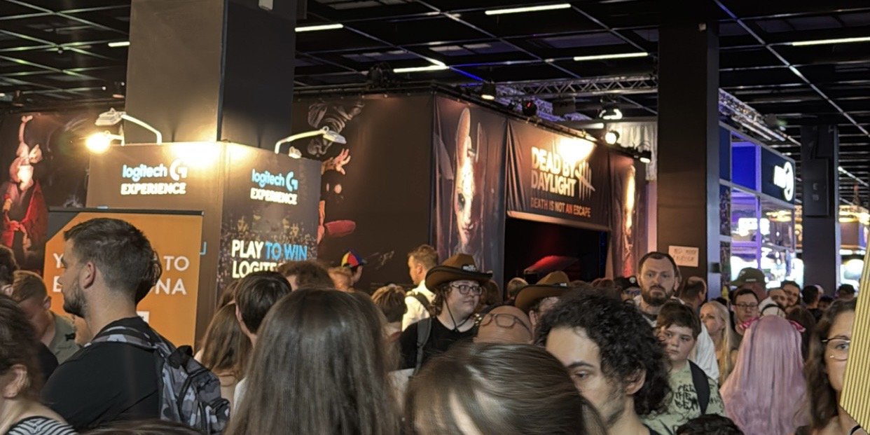 Dicht gedrängte Besucher in einer dunklen Messehalle, im Hintergrund der Stand von Dead by Daylight.